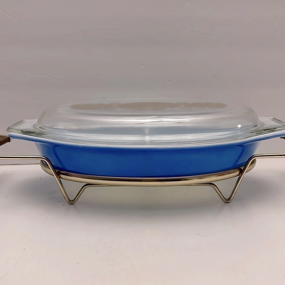 Pyrex Blue Oval Divided 1 1/2 Quart Casserole Dish Gold Medallion Lid Holder